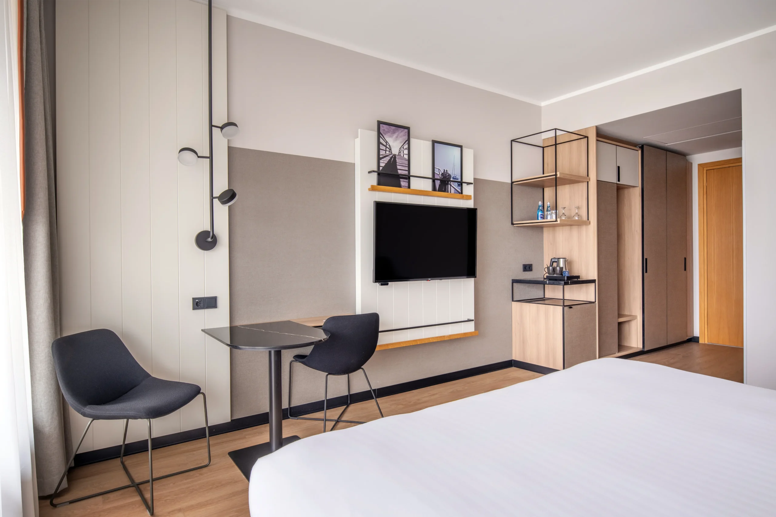 Nowoczesne wykończenie wnętrza pokoju hotelowego z meblami na wymiar i strefą relaksu, wykończenie hoteli i restauracji