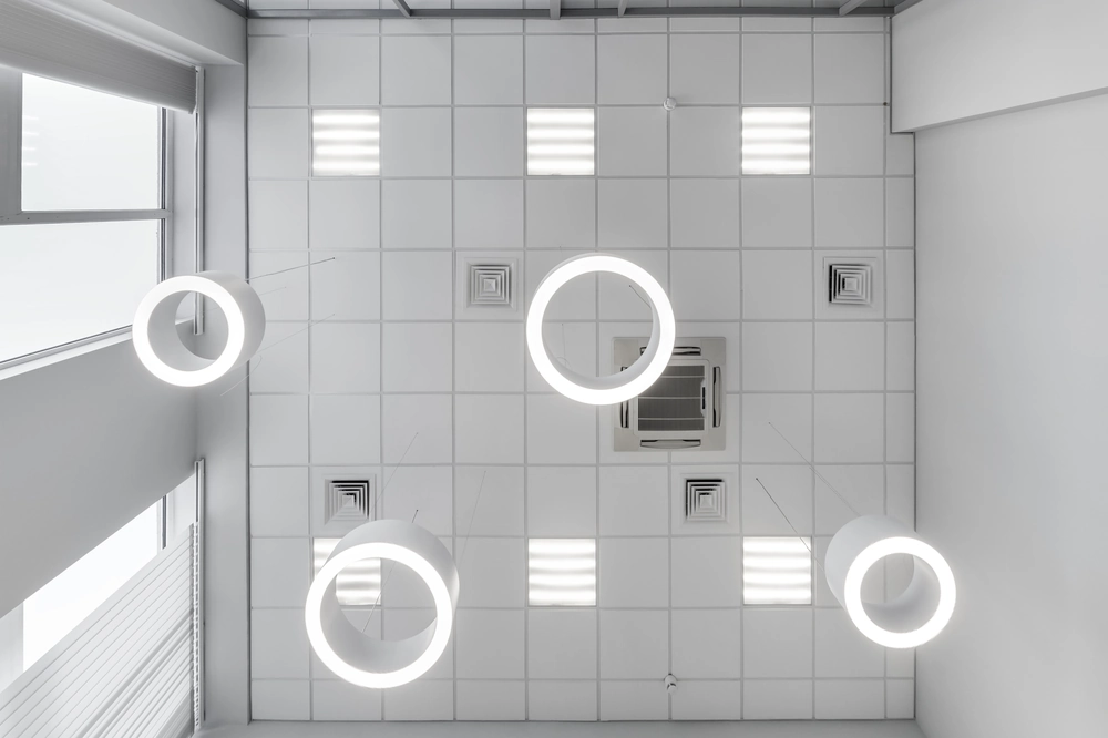 Widok sufitu kasetonowego z okrągłymi lampami LED