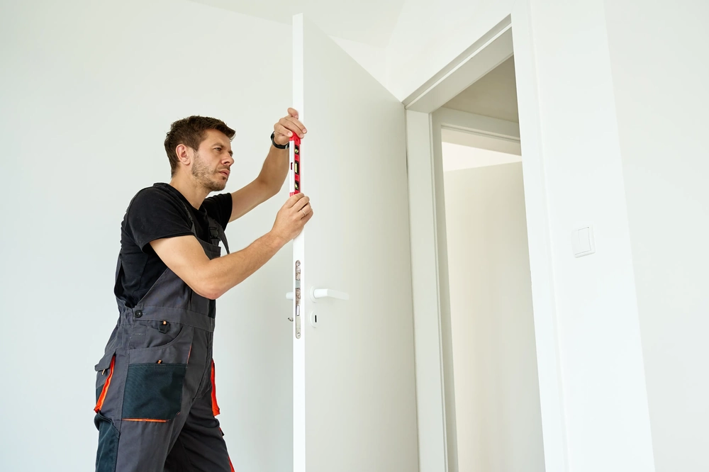 Montaż drzwi wewnętrznych przy użyciu poziomicy