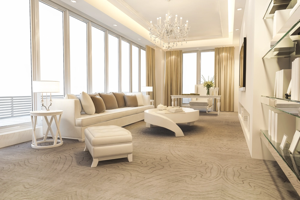 Nowoczesny salon z jasną sofą, stolikiem kawowym, biurkiem i elegancką wykładziną dywanową w neutralnych barwach