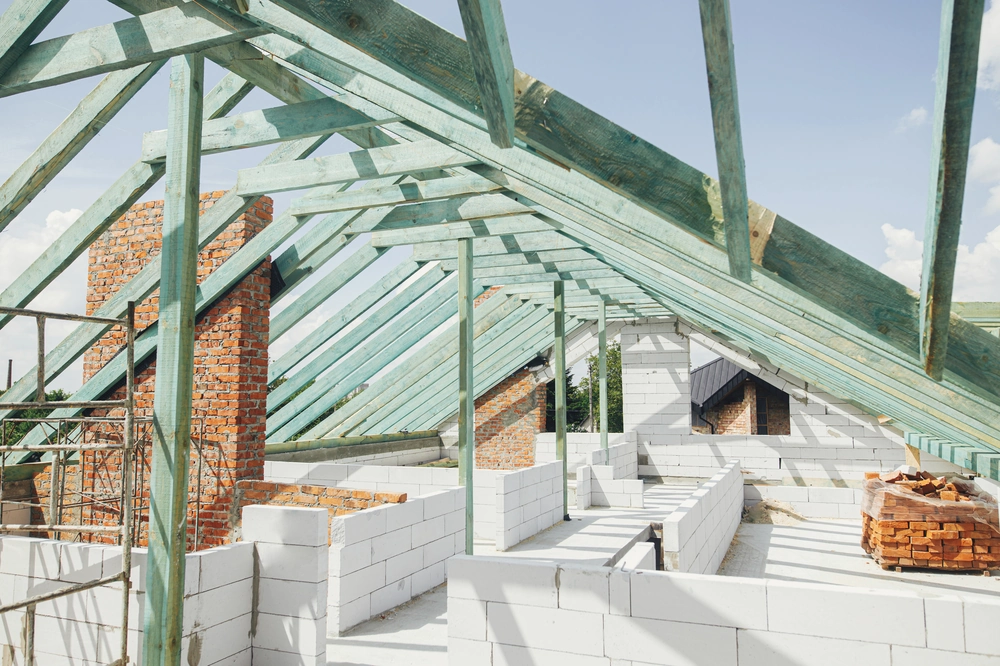 Montaż drewnianej konstrukcji więźby dachowej i ścianki z bloczków na poddaszu – usługa Dachy